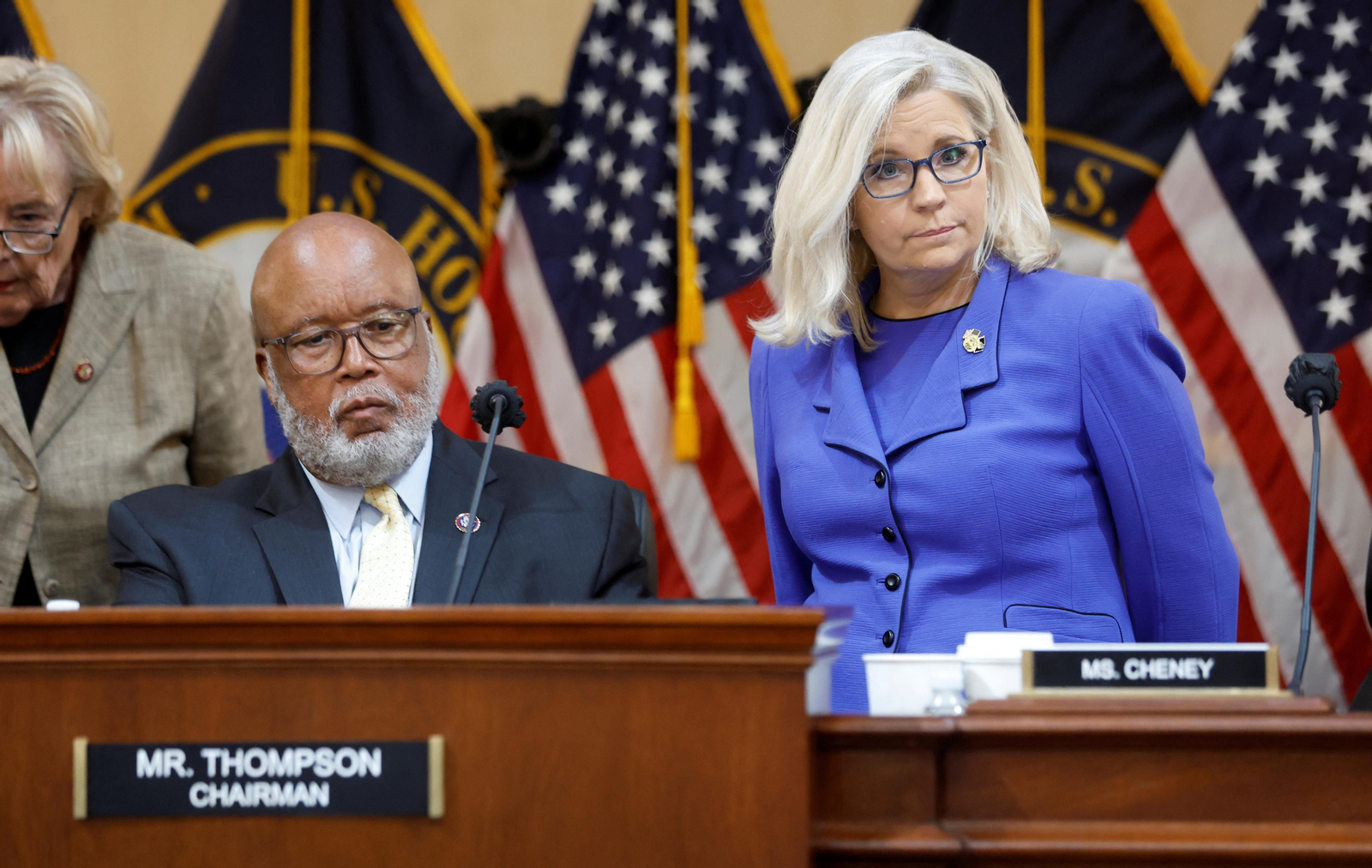 El president de la comissió, Bennie Thompson, i la vicepresidenta, Liz Cheney, durant l'exposició de les conclusions