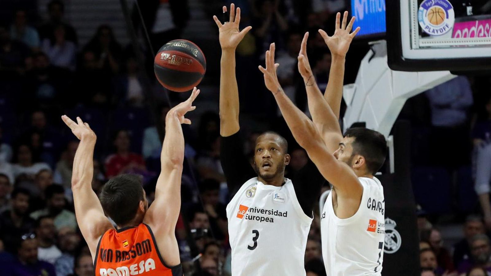 Sam Van Rossom tracta d'anotar una cistella