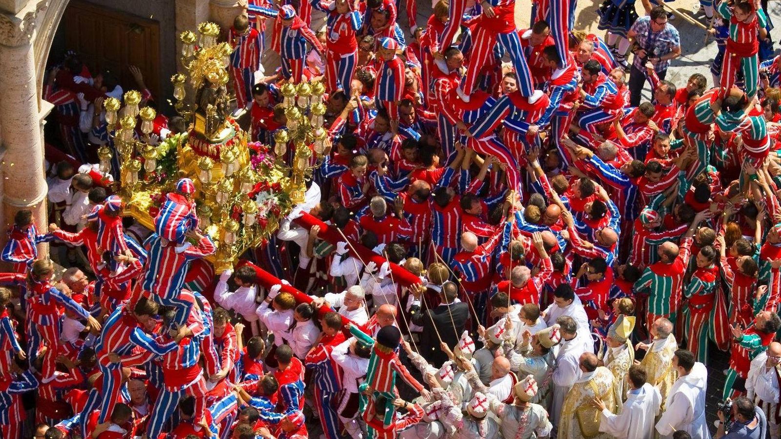 La Mare de Deu de la Salut a la seua entrada a la basílica d'Algemesí