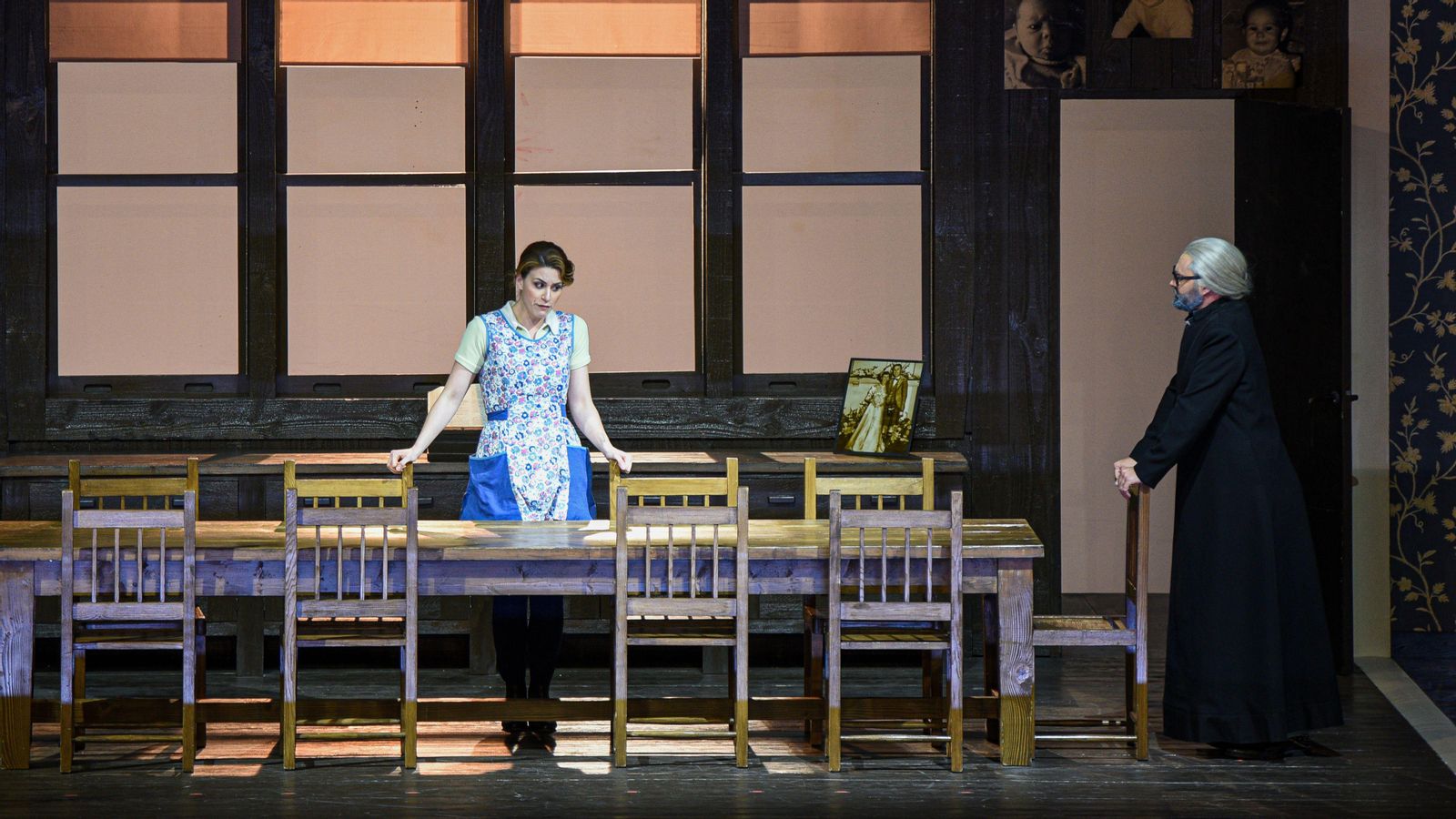 Dos actors en una de les escenes de l'òpera 'Ariodante', en el Palau de les Arts, el 25 de febrer de 2022