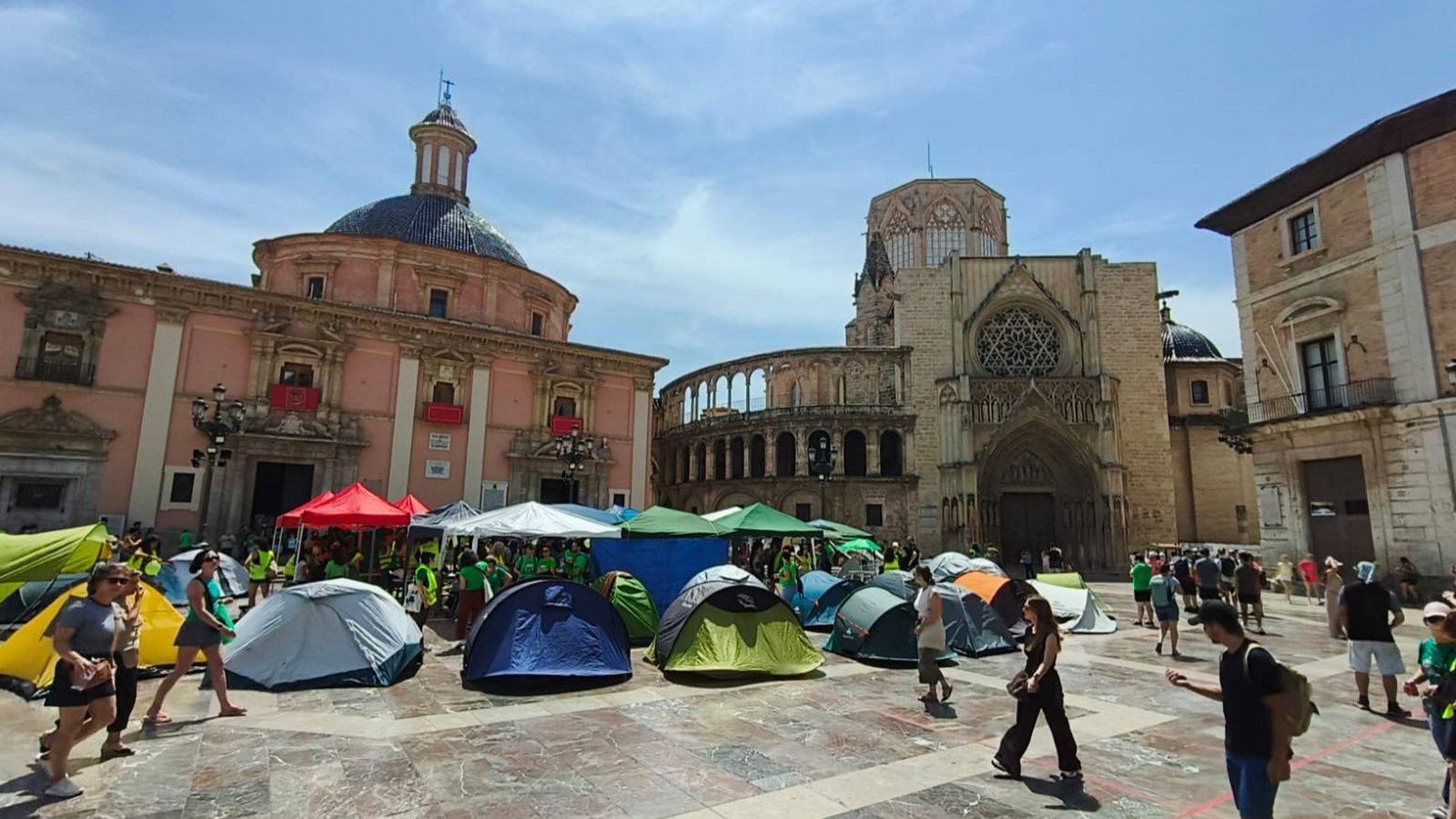 Acampada de docents a la plaça de la Mare de Déu de València