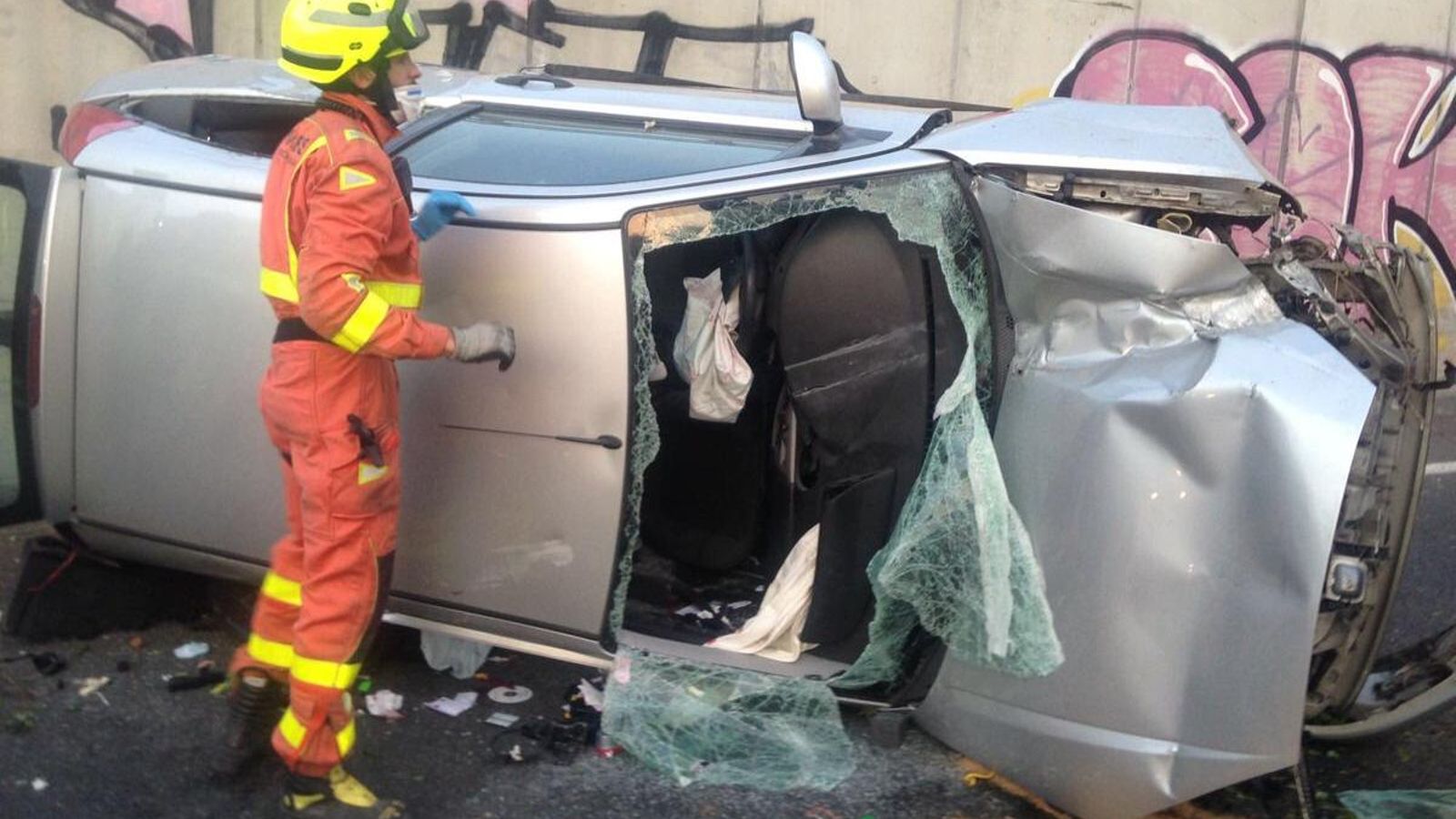 Vehicle en què viatjava el conductor escarcerat en la pista d’Ademús CV-35 Vehicle en què viatjava el conductor escarcerat en la pista d’Ademús CV-35