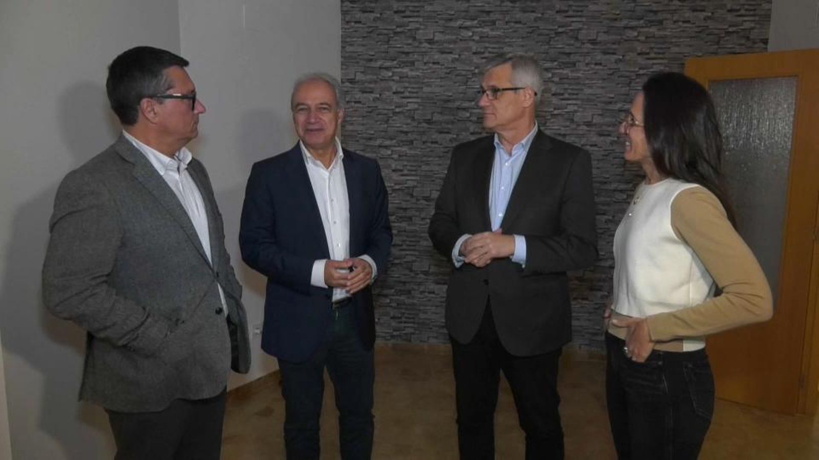 El director Gral d'Habitatge de la Generalitat, l'alcalde d'Utiel, el secretari d'Estat d'Habitatge i la directora territorial d'habitatge visiten un dels pissos