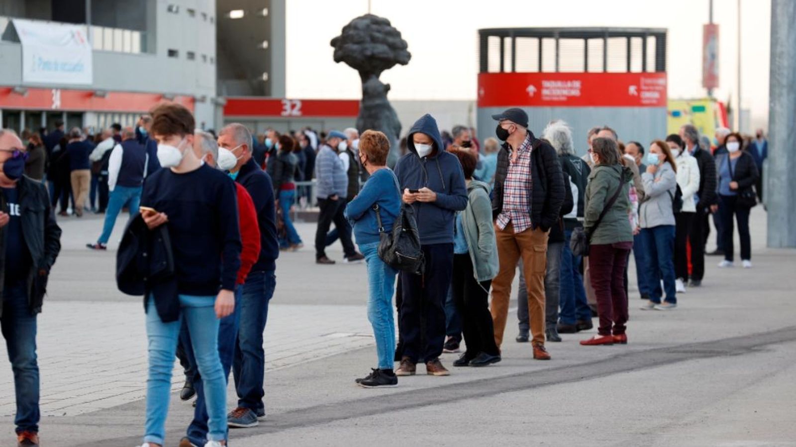 Algunes persones esperen el torn de vacunació a l'estadi Wanda de Madrid Algunes persones esperen ser vacunats a l'estadi Wanda de Madrid