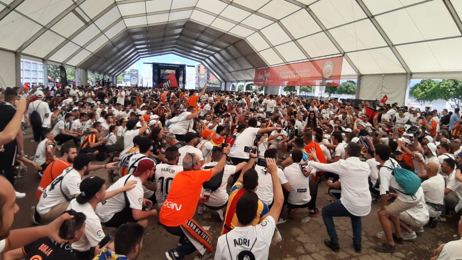 VÍDEO | L\'afició del València envaeix Sevilla