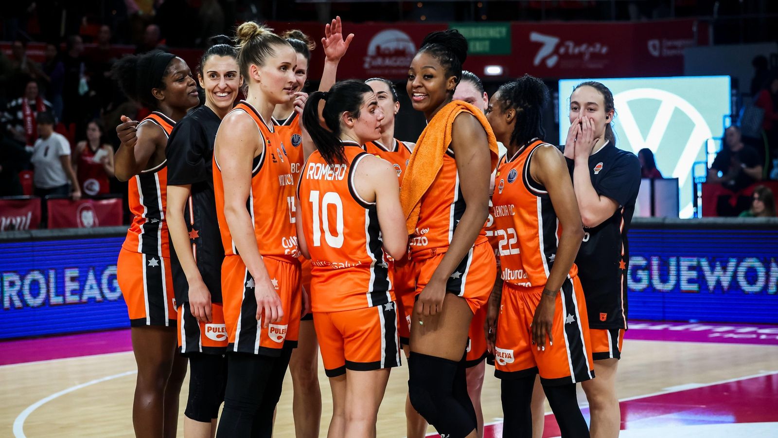 Les jugadores taronja, després del partit al pavelló Príncep Felip