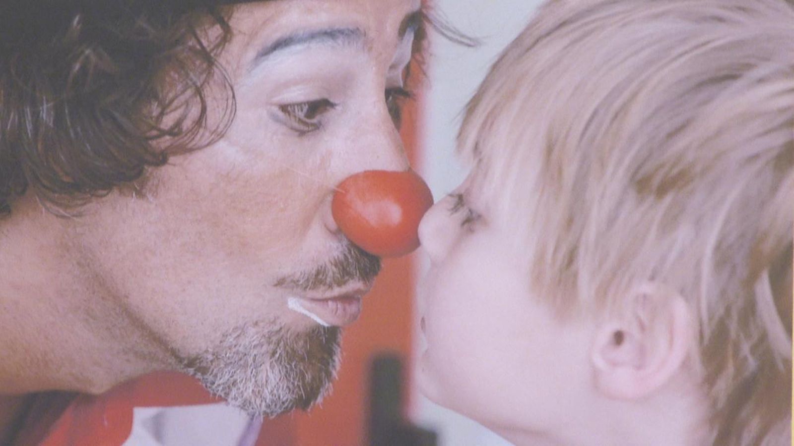 Payasospital té en marxa un projecte pioner per a acompanyar les visites mèdiques a domicili de xiquets i xiquetes malalts