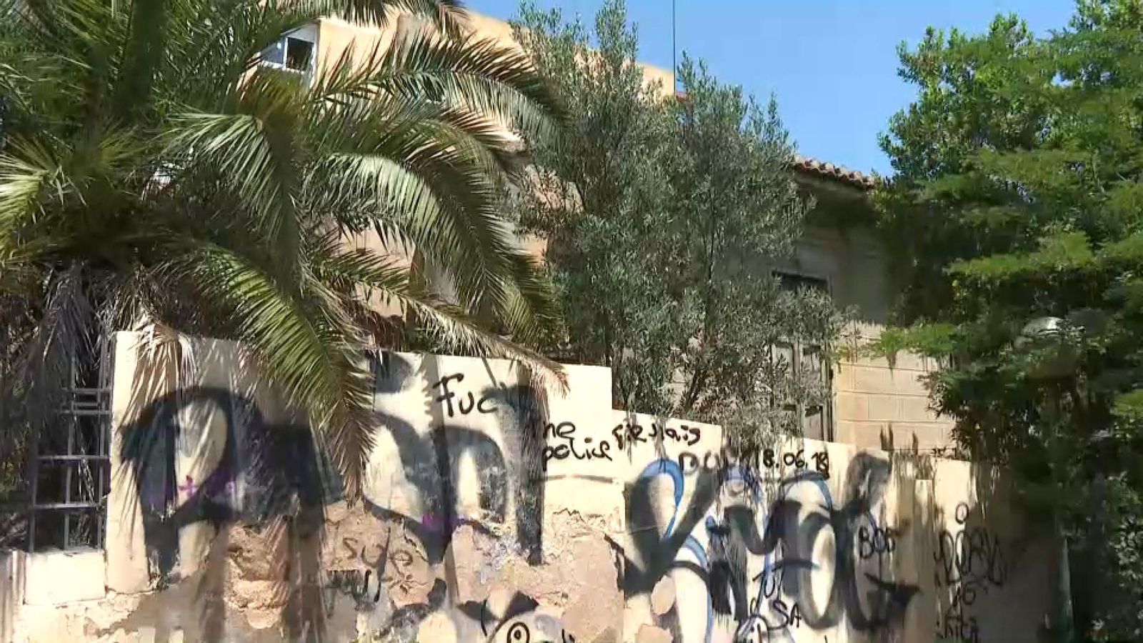 En imatge, la casa abandonada en què presumptament es van cometre les agressions sexuals