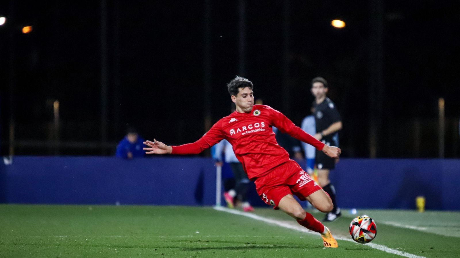 Un jugador de l'Hèrcules, en una acció del partit