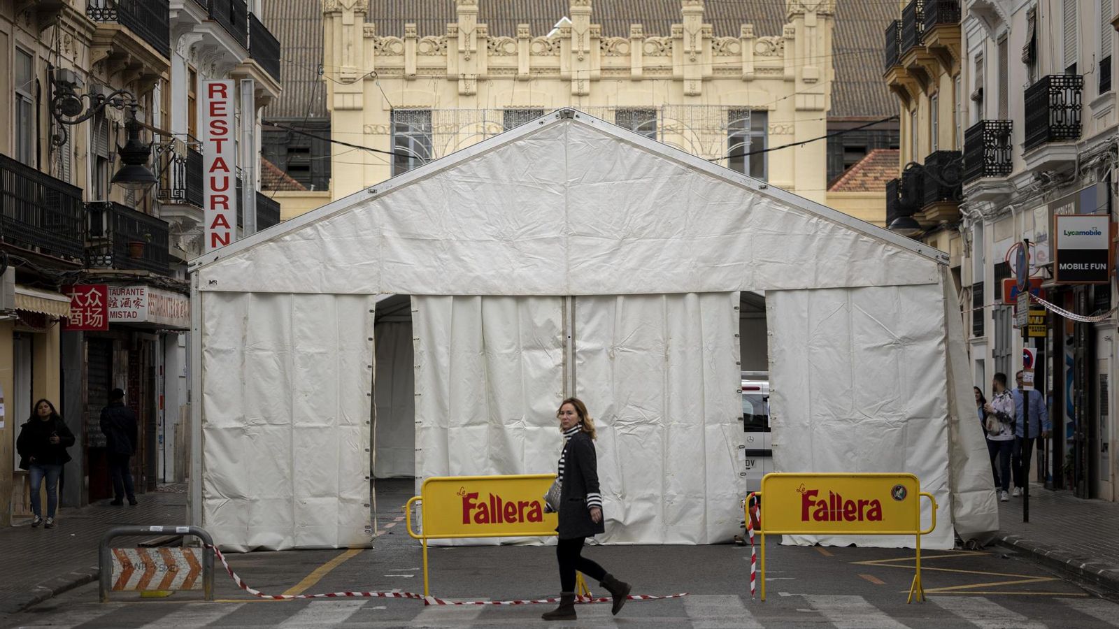 Un envelat instal·lat a un carrer pròxim a l'Estació del Nord de València