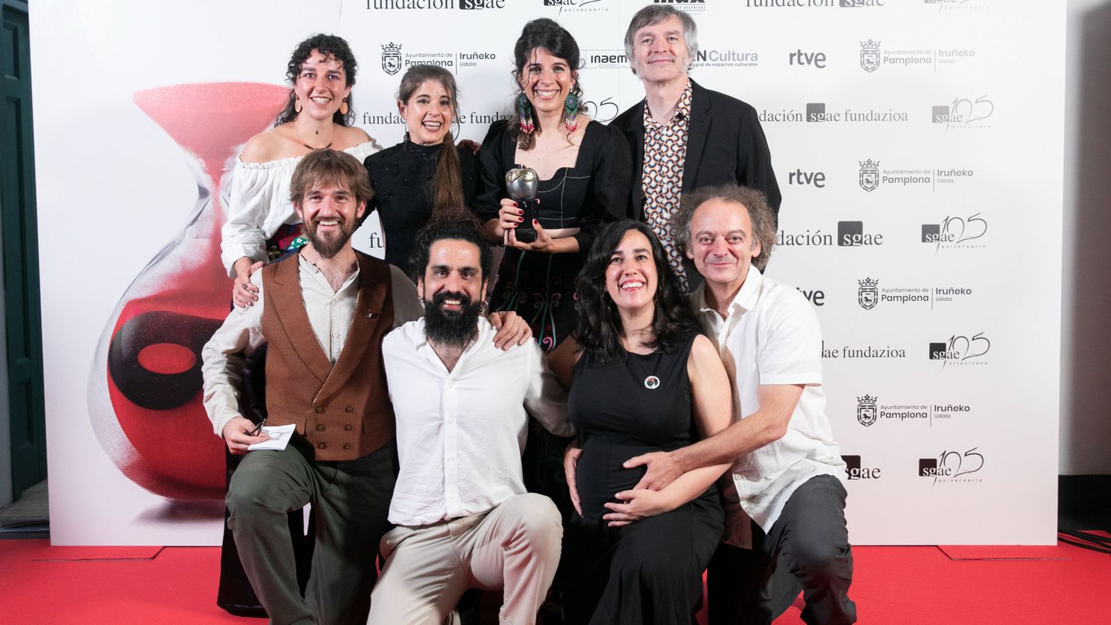 L'equip de 'Farra', que dirigeix Lucas Escobedo, amb el premi, en finalitzar la gala a Pamplona