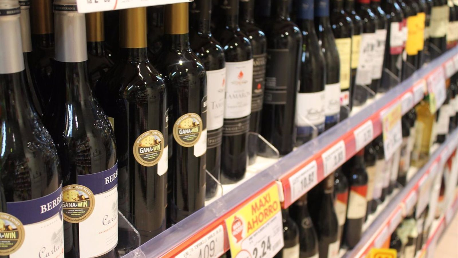 Diverses botelles de vi en la prestatgeria d'un supermercat