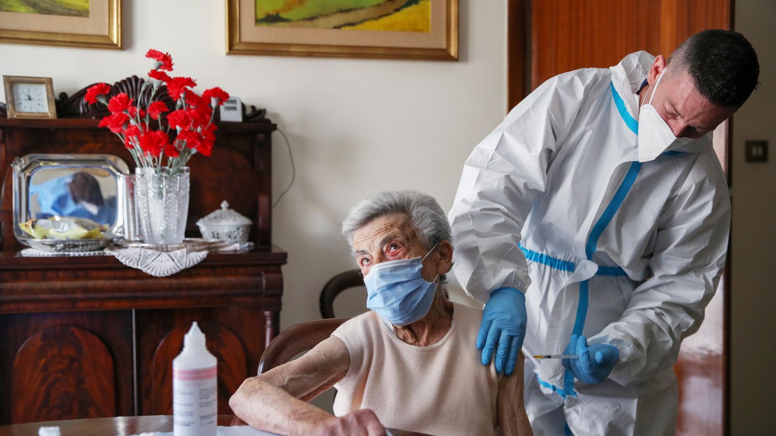 Una dona rep la vacuna contra la Covid-19 a sa casa, a Roma