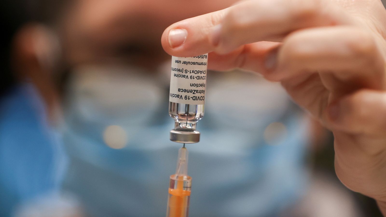 Un treballador prepara una dosi de la vacuna d'AstraZeneca al Regne Unit