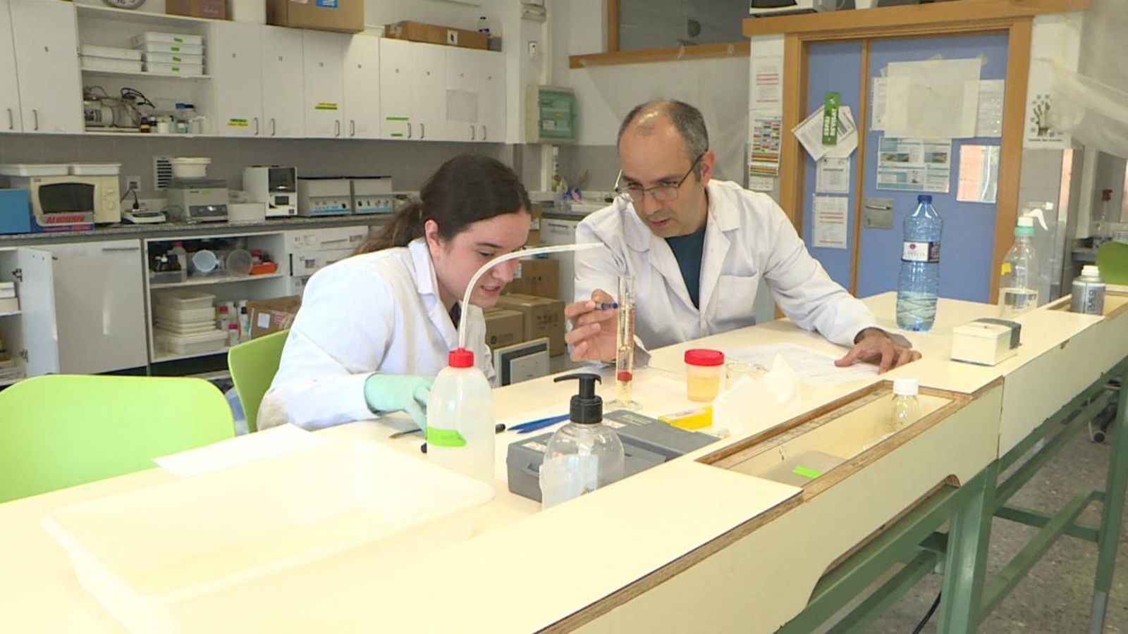 Alumna i professor en un cicle de Formació Professional