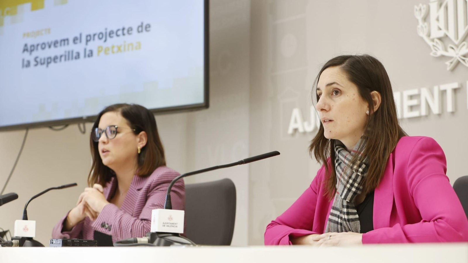 Les regidores Sandra Gómez i Elisa Valia presenten el projecte de la Superilla al barri de la Petxina