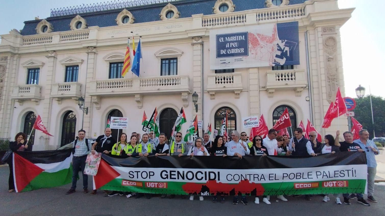 Concentració convocada per CC OO i UGT davant l'edifici del Rellotge, al port de València