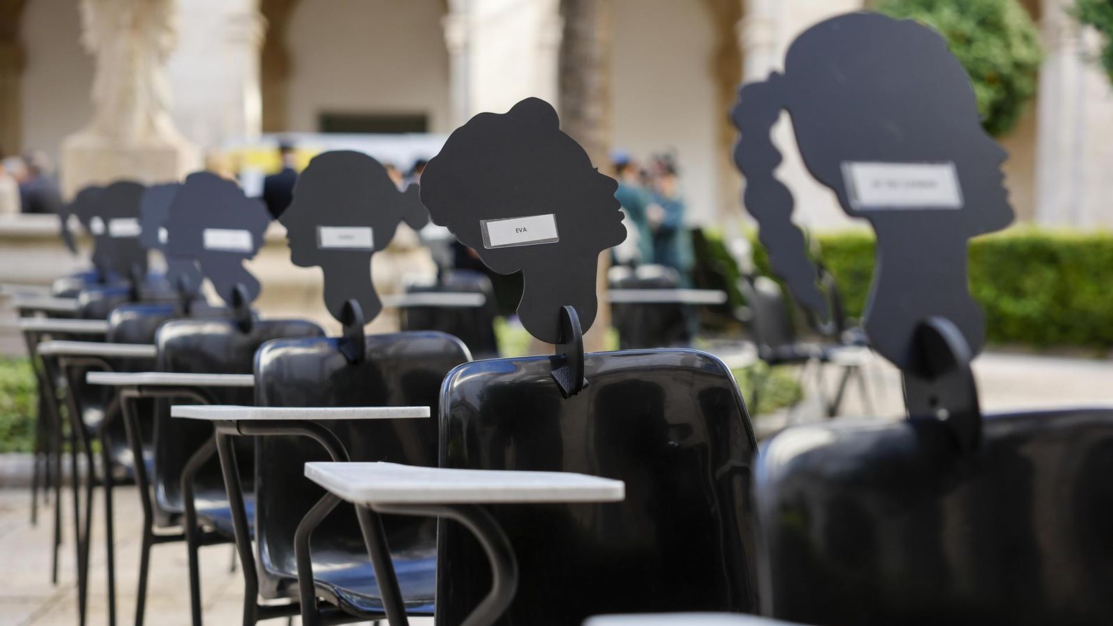 Muntatge de cadires buides de l'acte que va acollir la Delegació de Govern de la Comunitat Valenciana este dilluns per a reivindicar la violència masclista