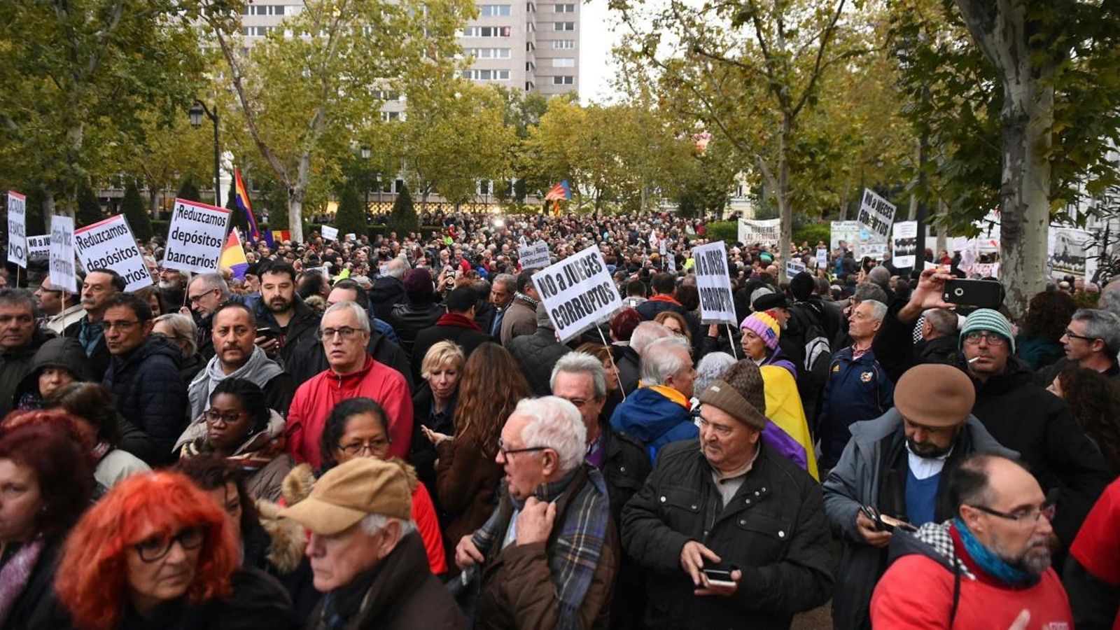 Milers de persones s'han concentrat aquesta vesprada enfront del Tribunal Suprem a Madrid