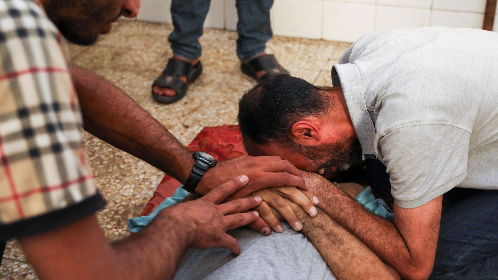 Un home plora la mort d'un familiar en un bombardeig a Deir Al-Balah, en el centre de la Franja de Gaza