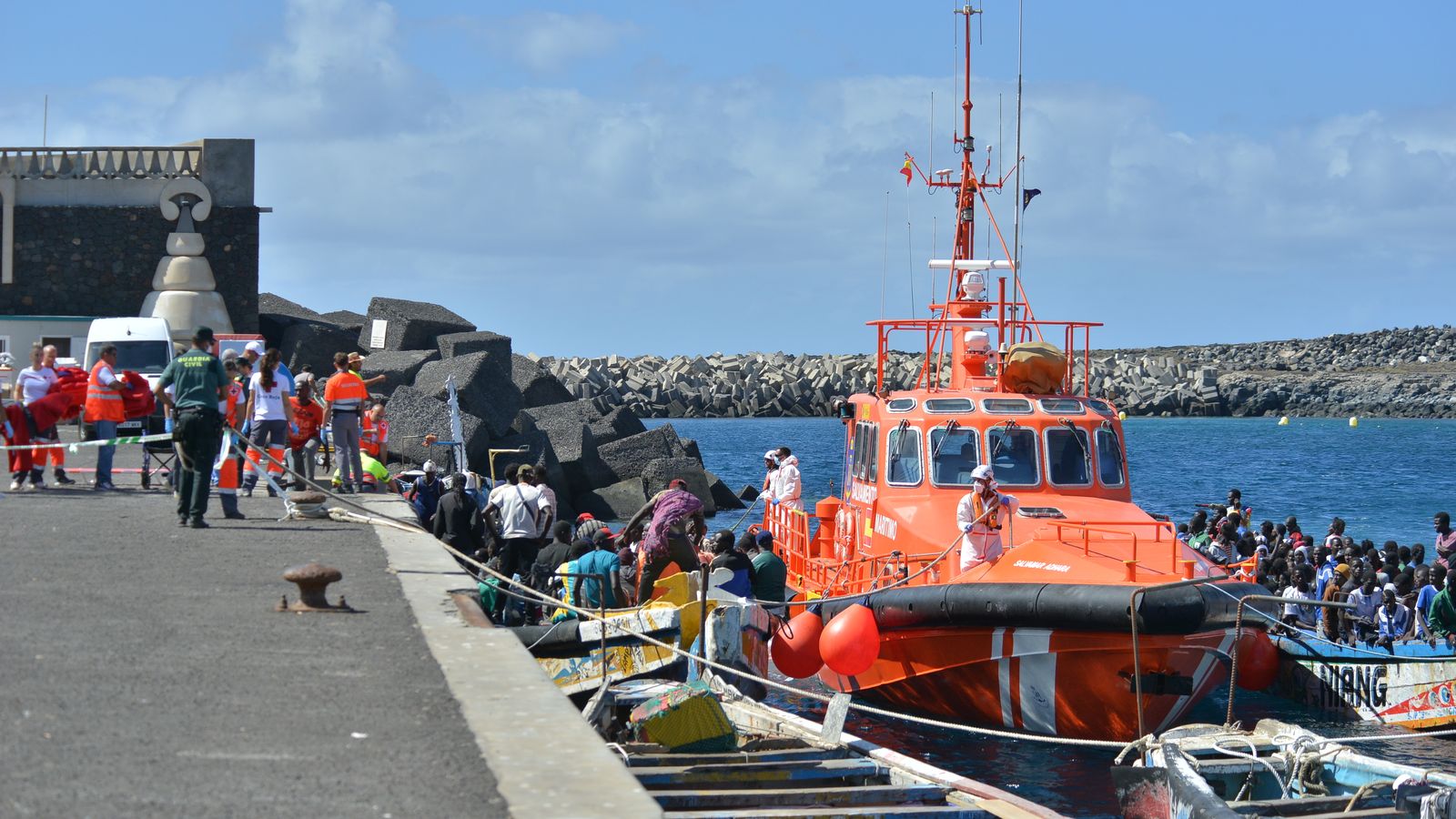 Arribada d'una de les embarcacions al moll de La Restinga (El Hierro)