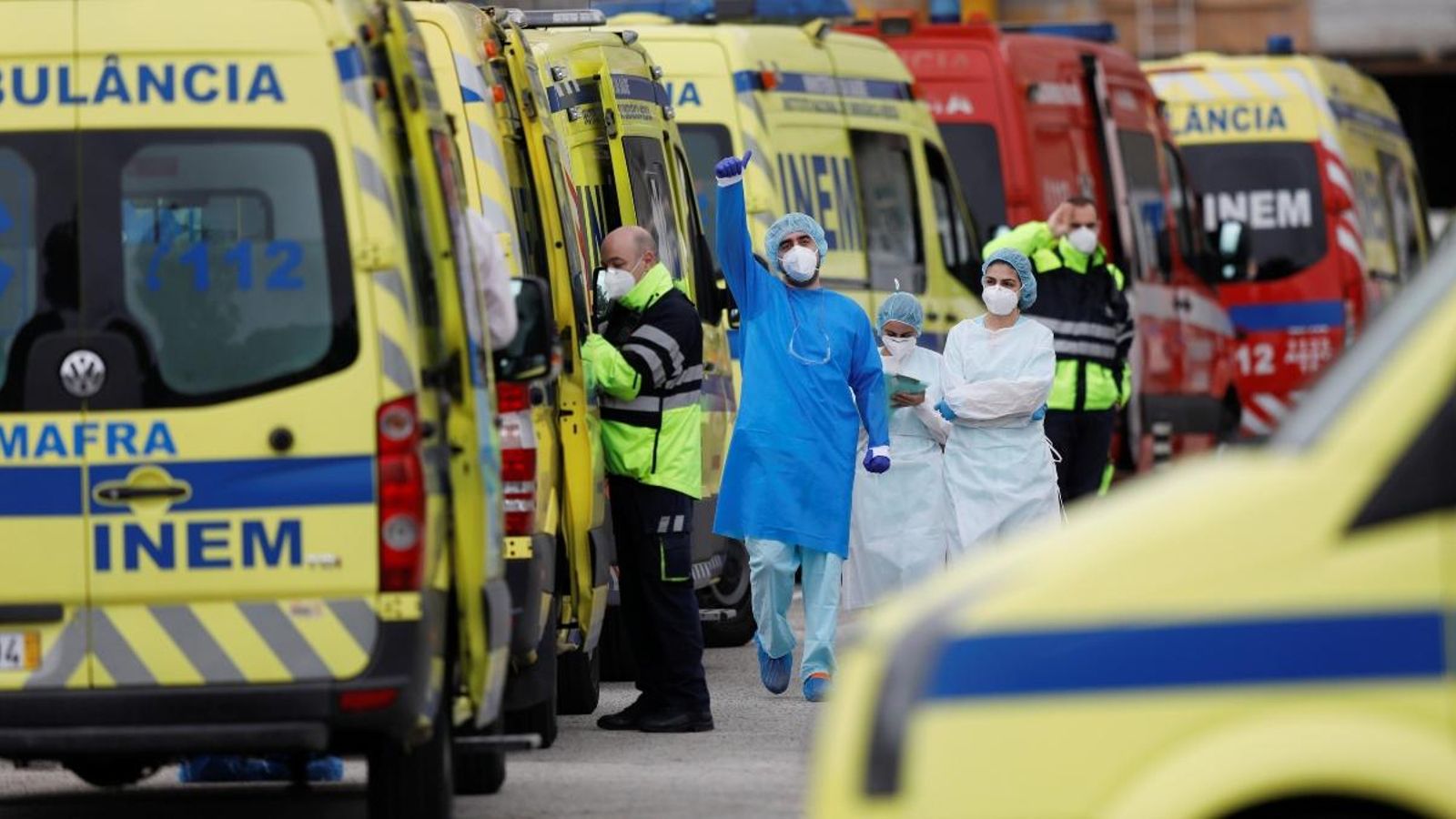 Ambulàncies amb pacients Covid en l'hospital Santa Maria de Lisboa