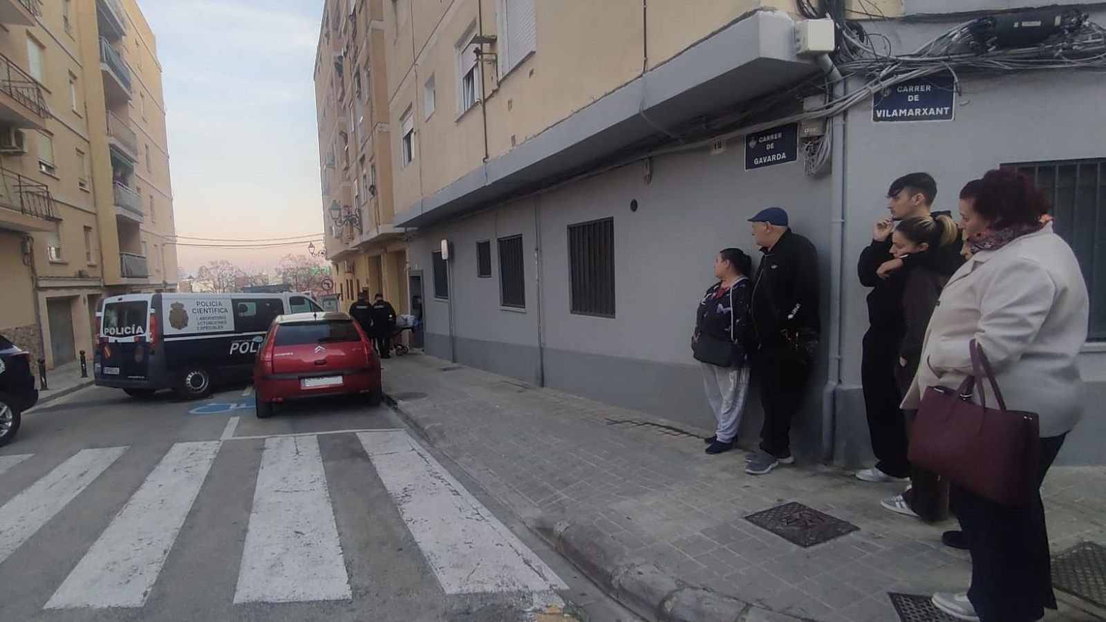 Moment de l'alçament del cadàver de l'home assassinat pel seu veí per una discussió a Benimàmet este diumenge