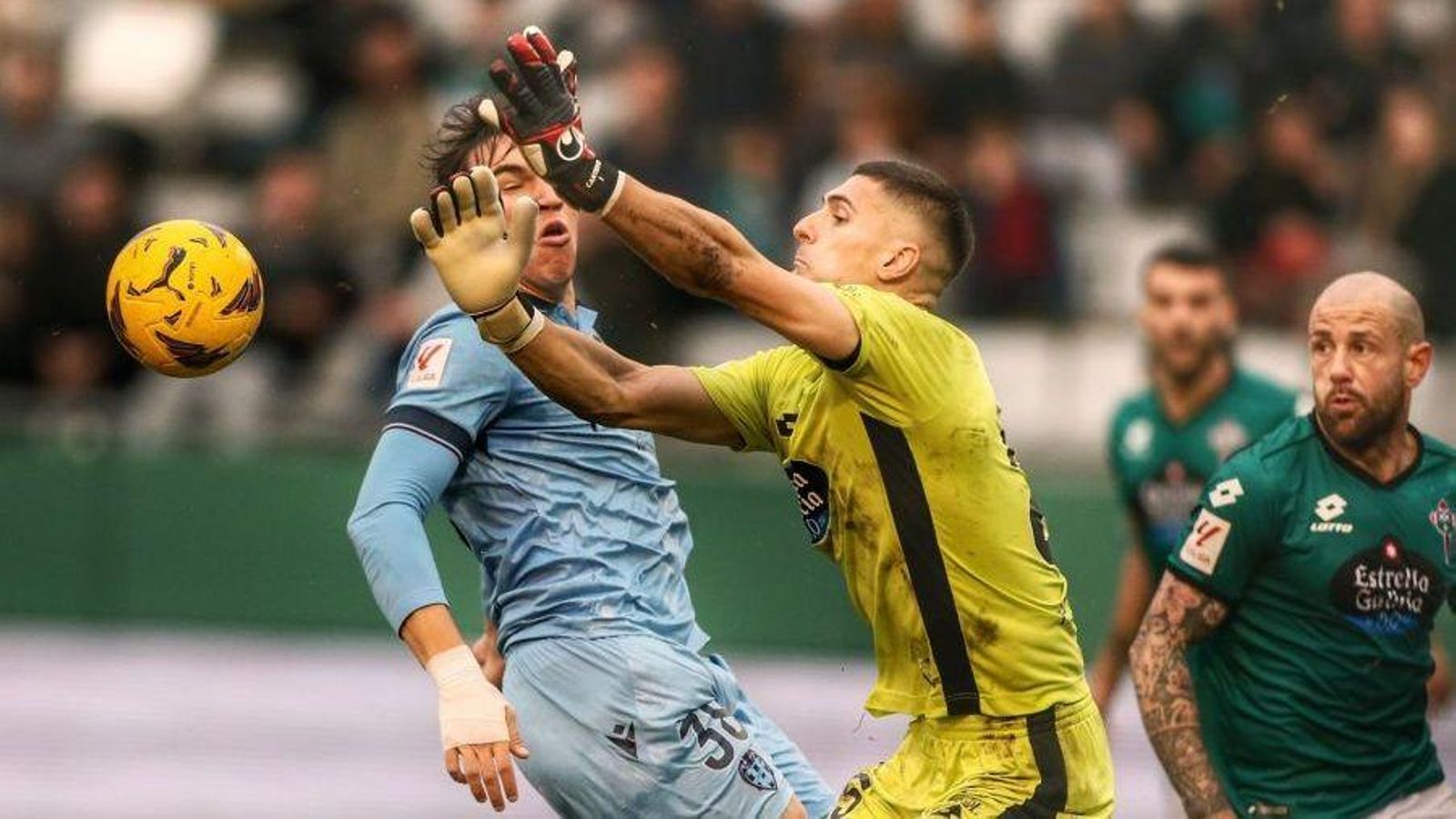 Carlos Espí, en una acció amb el porter rival Carlos Espí, en una acció amb el porter rival