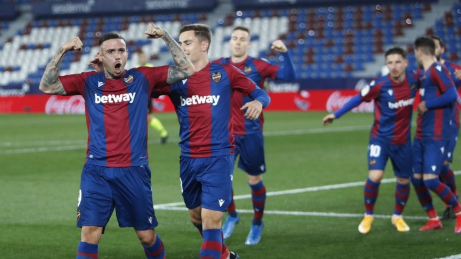 Els jugadors del Llevant celebren el gol de Roger / LaLiga.