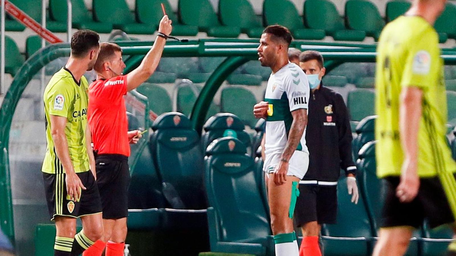 Jonathas, davanter de l'Elx, ha sigut expulsat en la primera part.