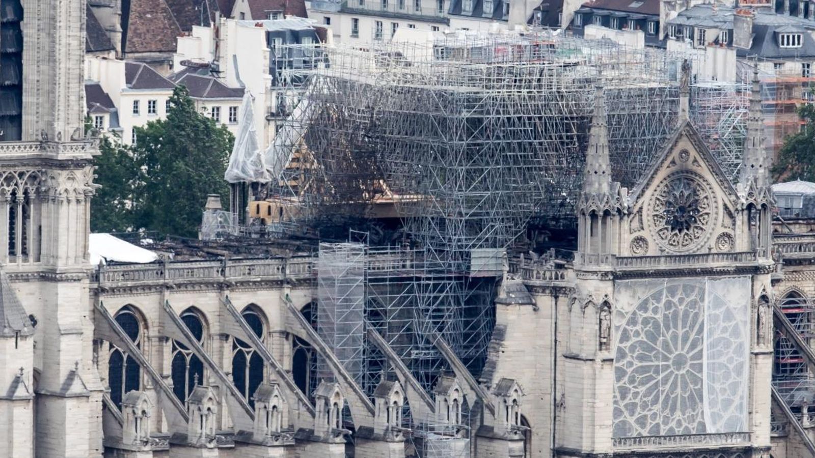 Vista dels treballs a la façana de la catedral de Notre-Dame