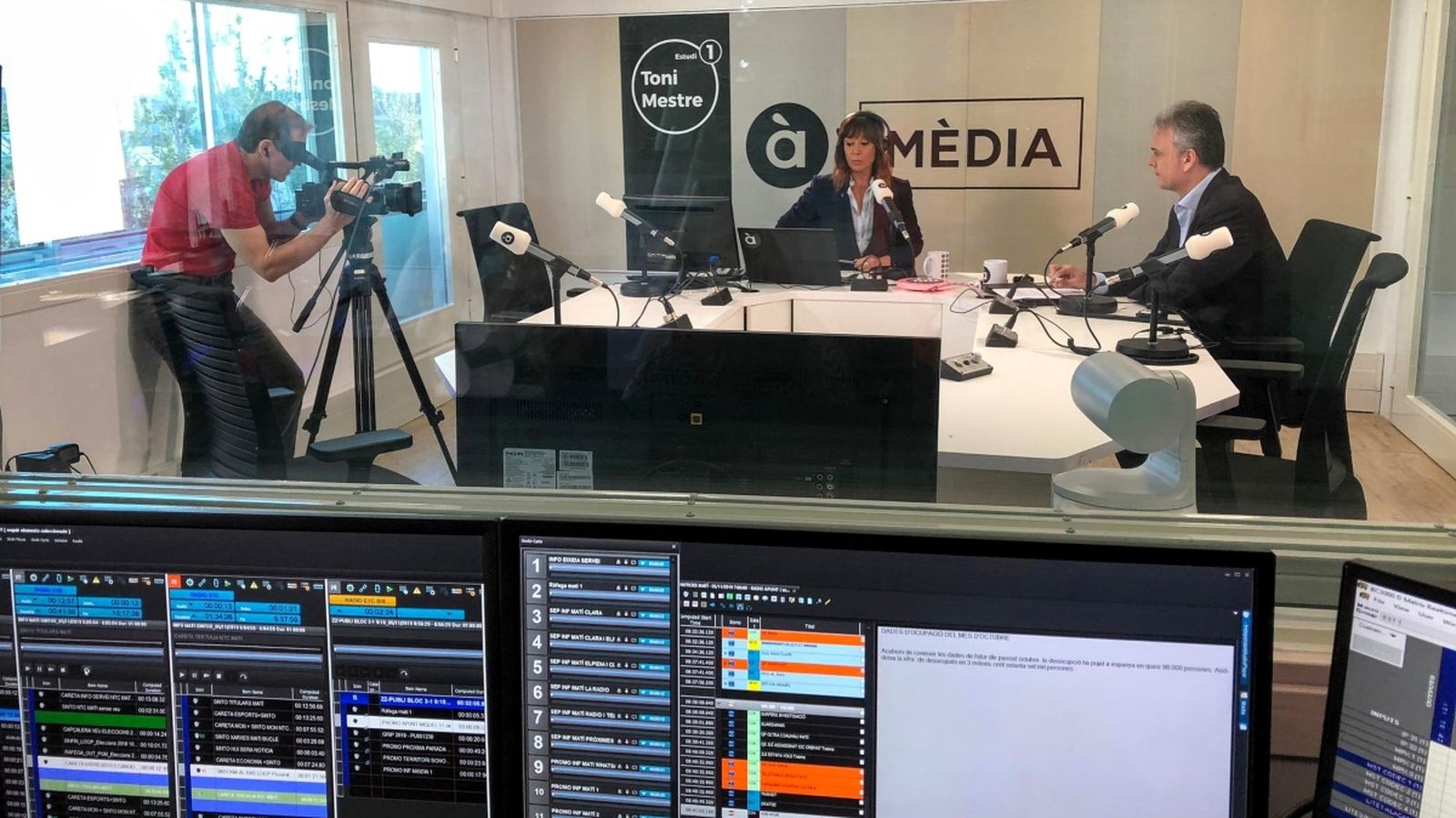La presentadora Clara Castelló i el candidat d’Unides Podem, Héctor Illueca, durant l’entrevista