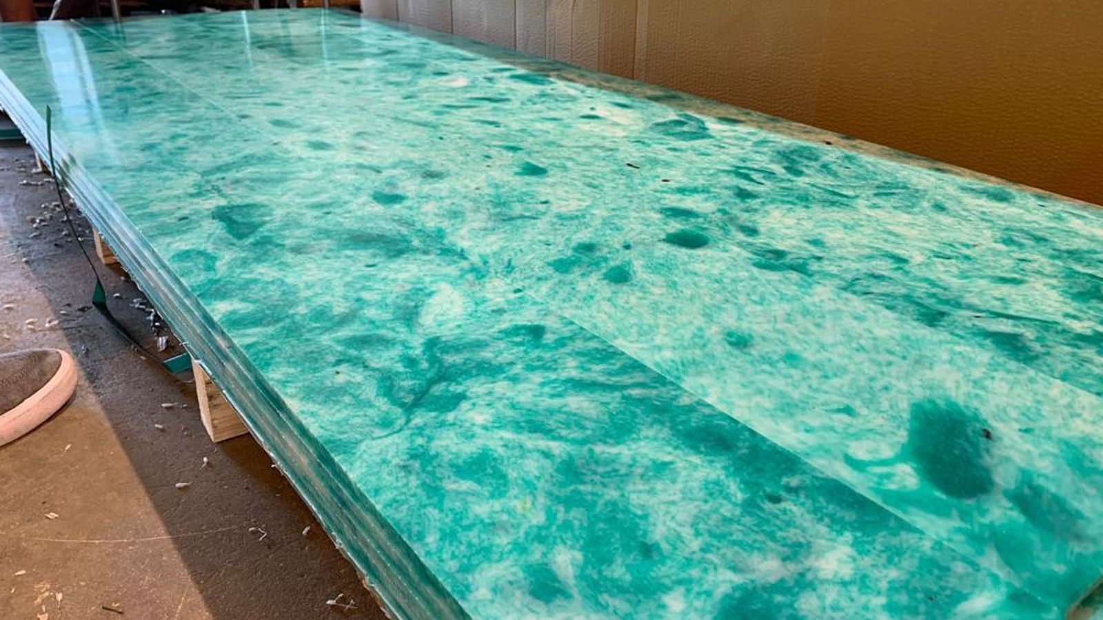 Imatge de planxes fabricades amb xarxes de pesca en desús