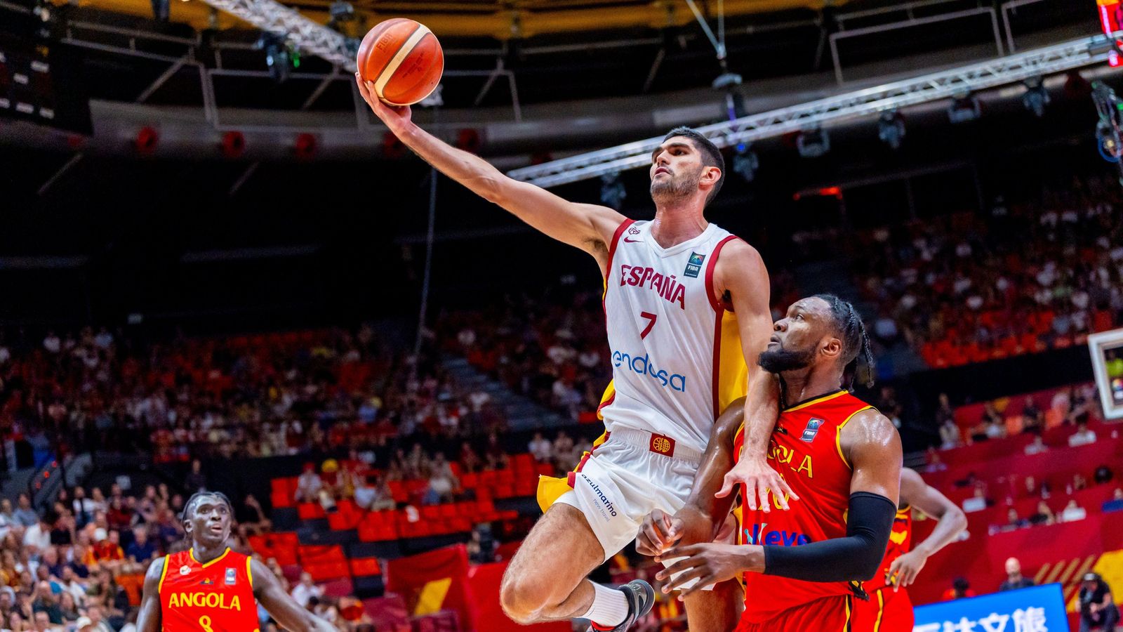 Santi Aldama en una acció del partit