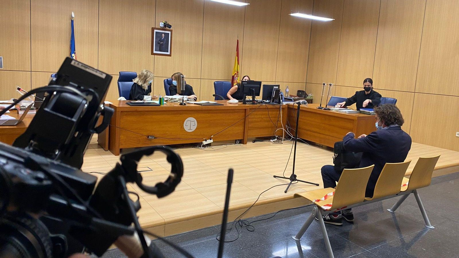 El responsable de Política Lingüística de la Generalitat d'esquena, en les dependències de la Ciutat de la Justícia aquest dimarts