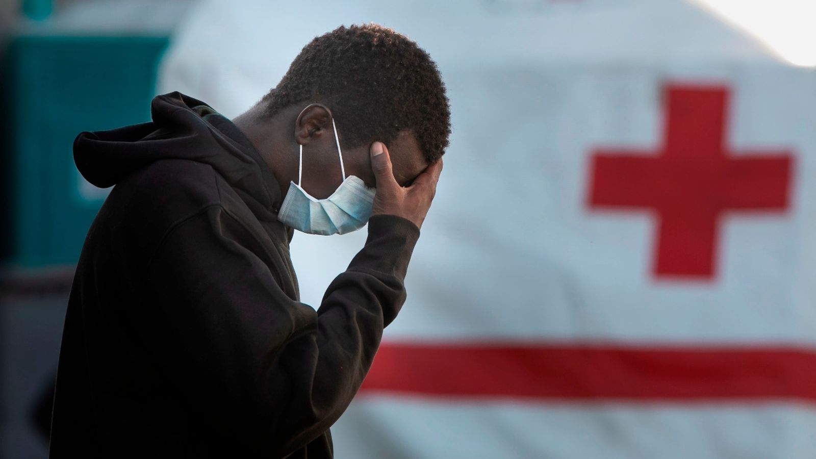 Un home és atés per la Creu Roja en arribar en pastera a la costa, en una imatge d’arxiu