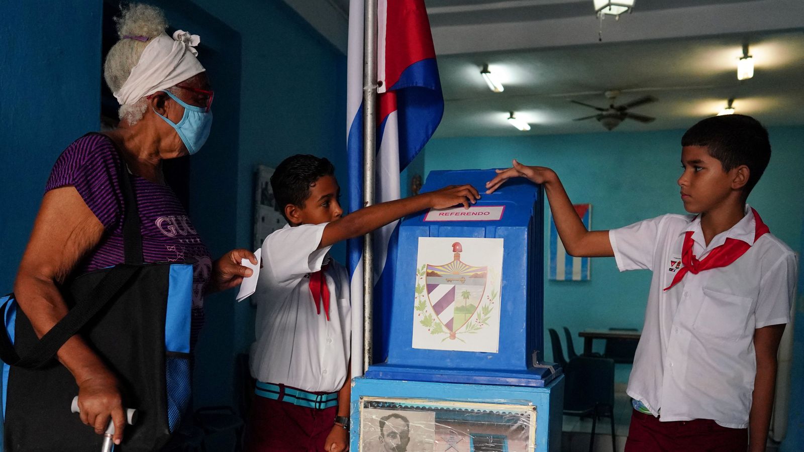 Una dona vota en el referèndum del Codi de la Família, a Cuba