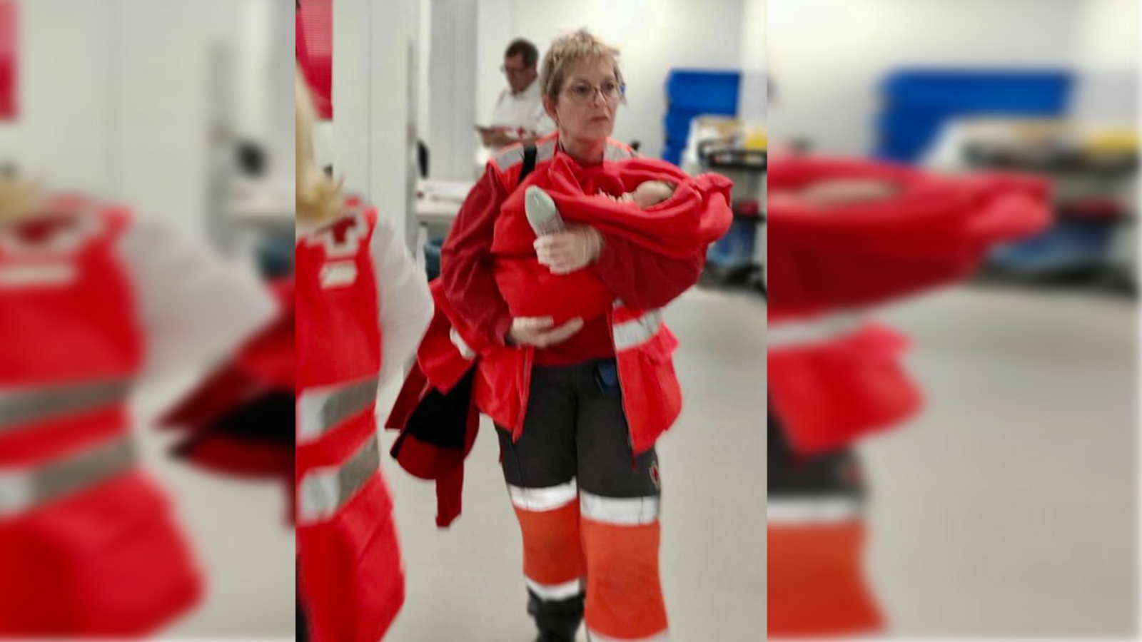 La xiqueta de pocs mesos que viatjava en la pastera que ha arribat a Elx amb una integrant de la Creu Roja