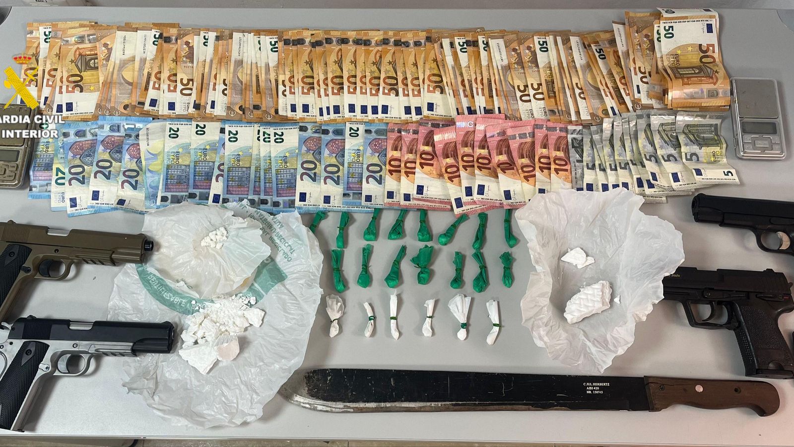 Diners en efectius, droga i armes incautades als cinc arrestats a Borriana