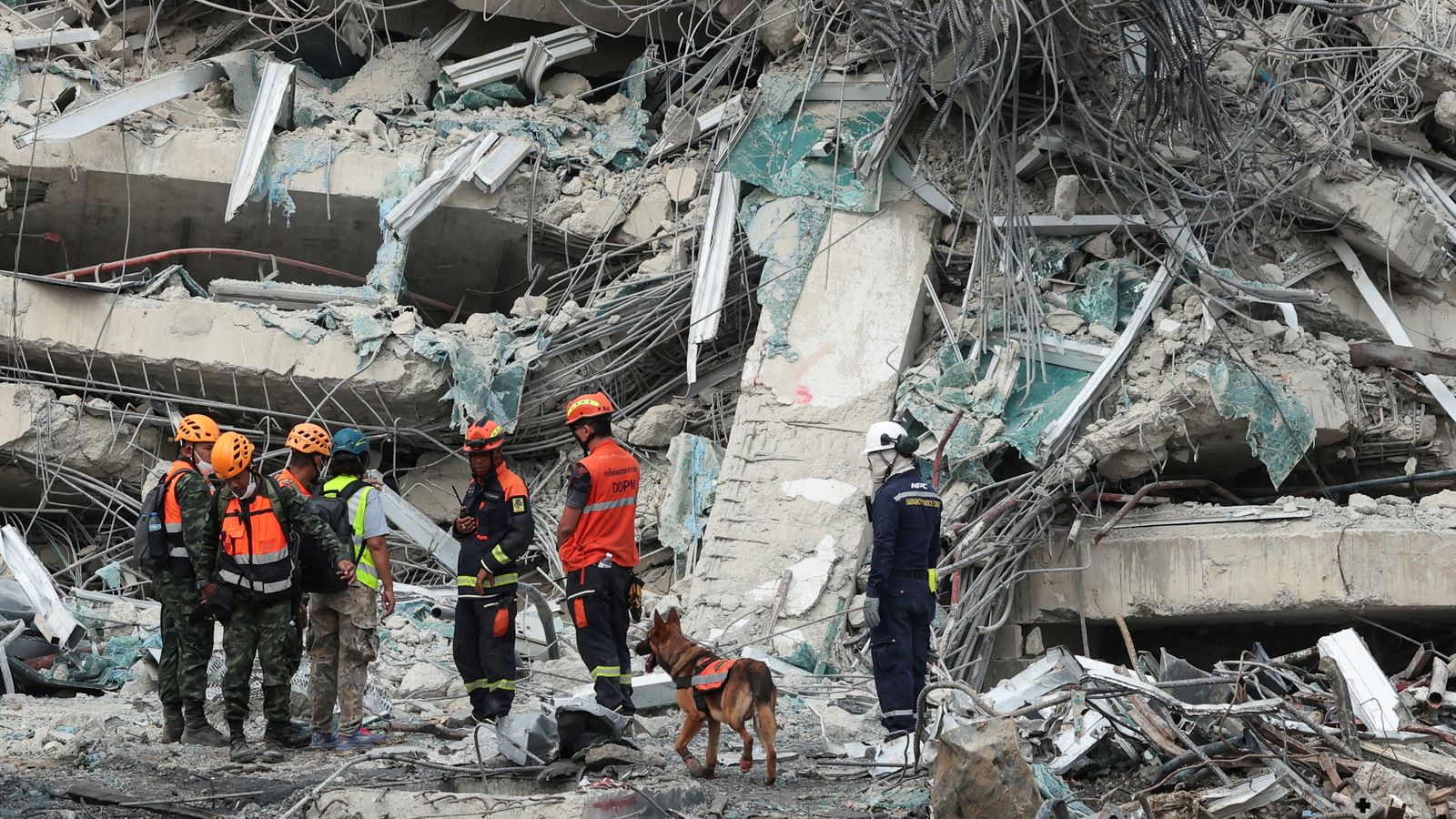 Un equip de rescat busca supervivents entre els enderocs d'un edifici a Bangkok
