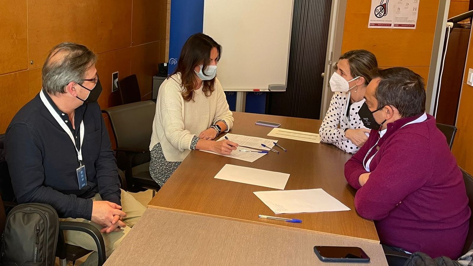 Reunió a les Corts de la portaveu del PP d'Educació, Beatriz Gascó, amb els representants de FSIE-CV