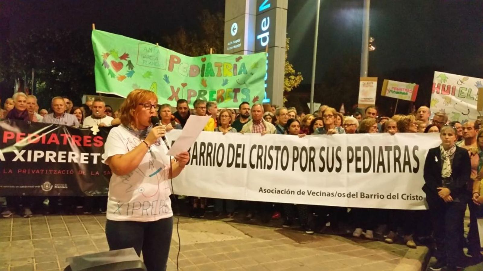 Protestes a l\'Hospital de Manises per la reducció del servei pediàtric
