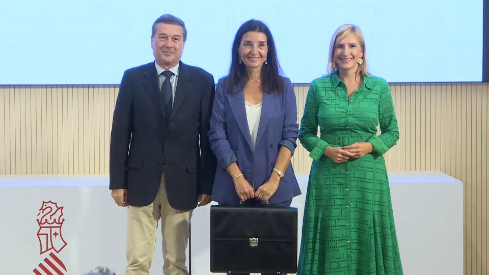 La titular d'Hisenda posa amb els nous consellers de Sanitat i Medi Ambient