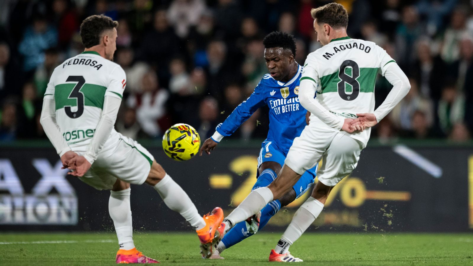 Pedrosa i Aguadao, en una acció del duel de la primera volta al Martínez Valero