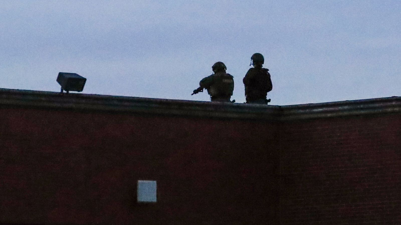 Agents de la policia investigant