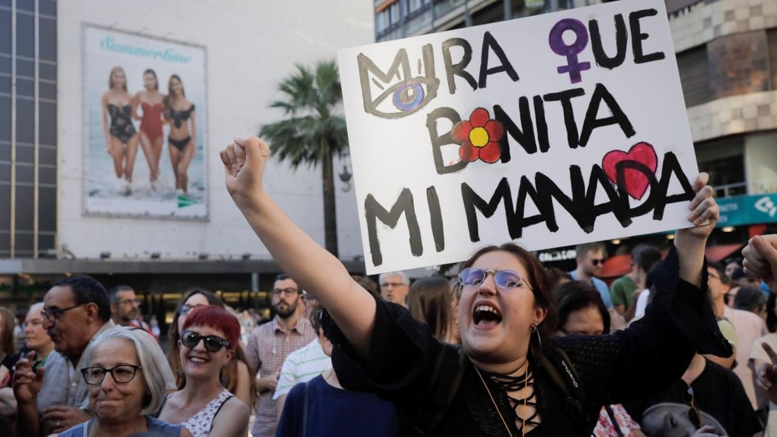 Milers de persones es manifesten a València