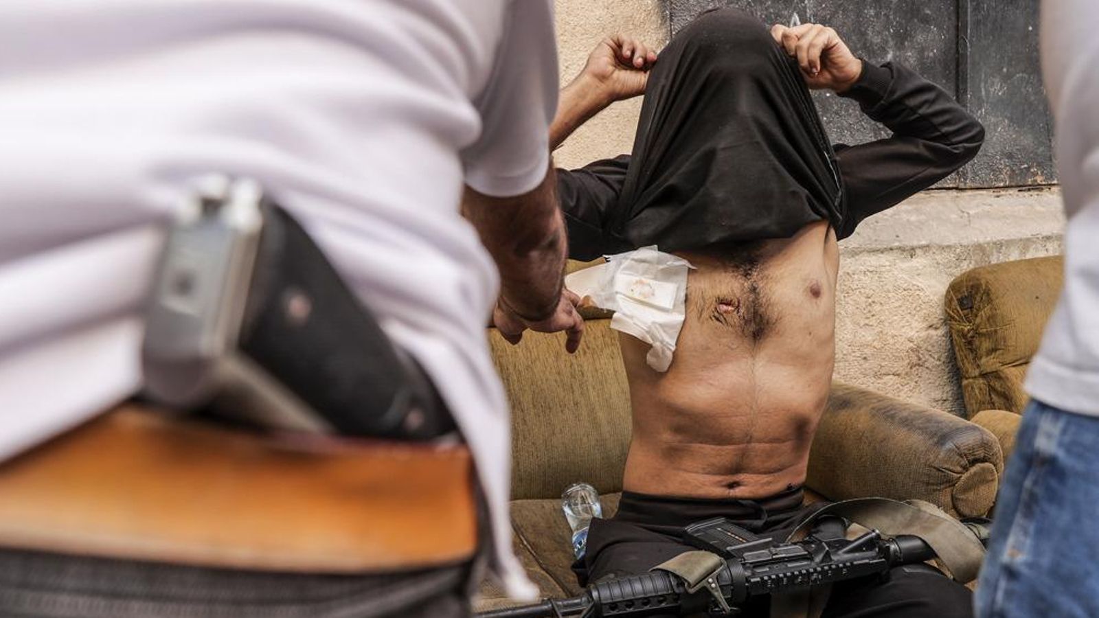 En imatge, un milicià palestí amb una ferida de bala després d'enfrontar-se am tropes israelianes a la Cisjordania ocupada