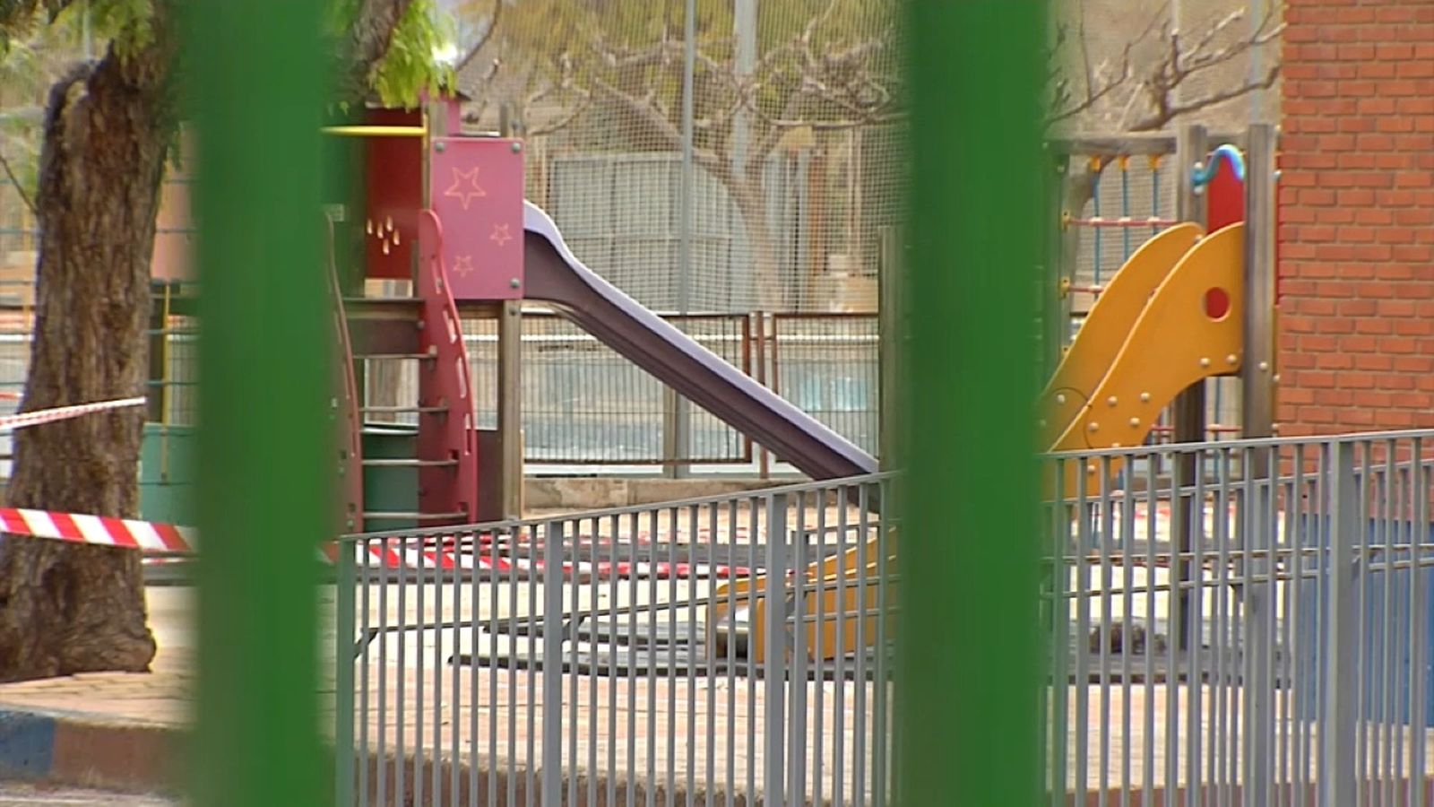 La zona de jocs infantils, una de les àrees precintades al col·legi Jaume I de Nules