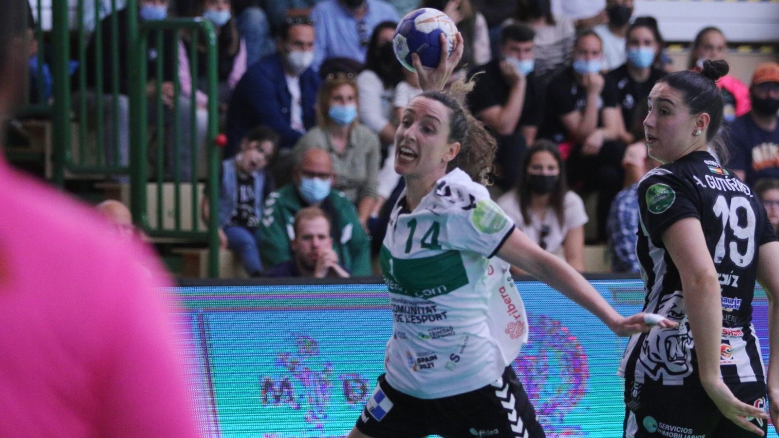 María Flores intenta un llançament a porteria