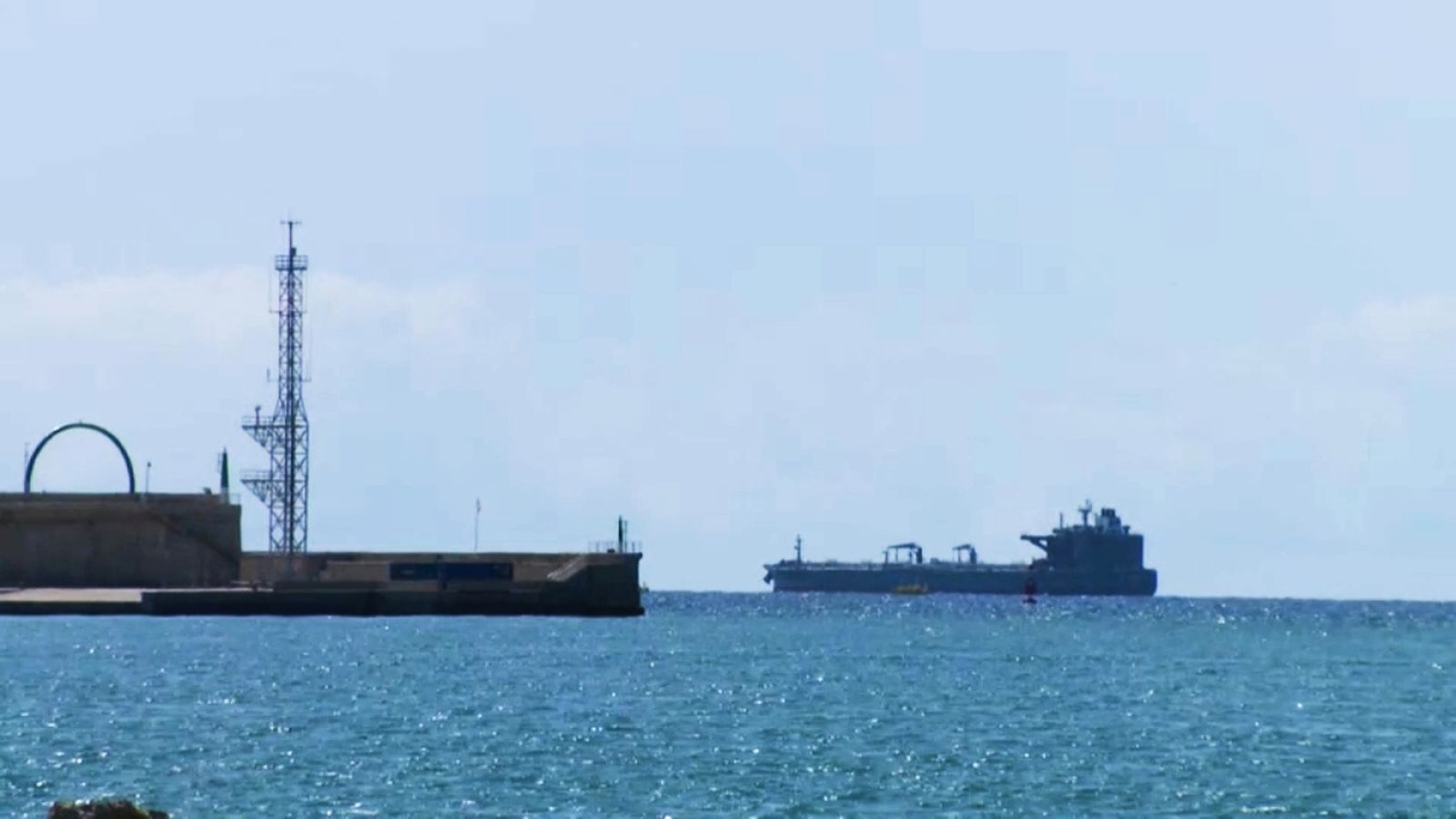 El petroliet confinat, en el camp de boies del port de Castelló